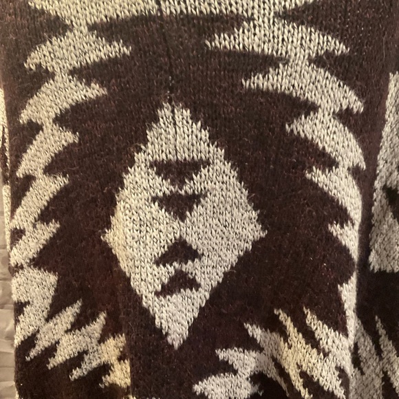 “GARAGE” BROWN AND BEIGE TRIBAL DESIGN FRINGED OPEN FRONT SHRUG STYLE  SWEATER. - Picture 4 of 9